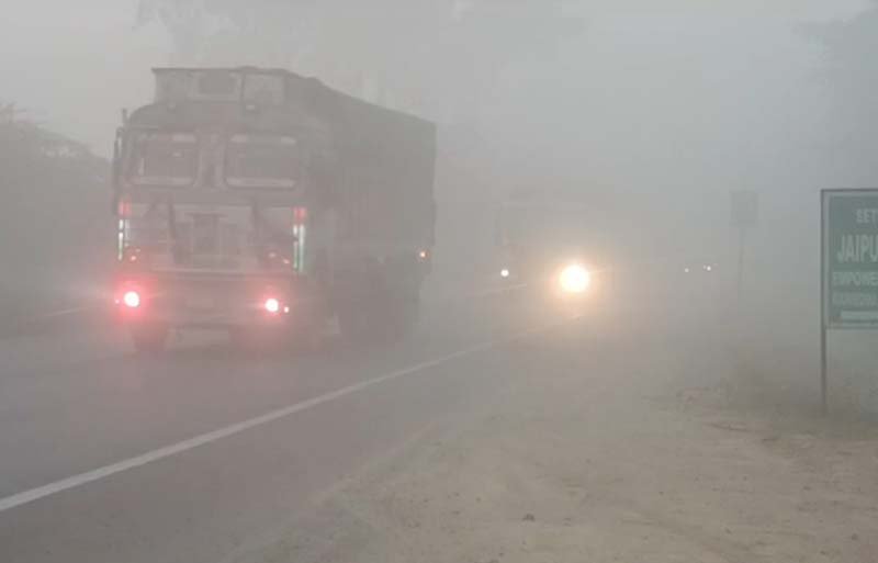 UP Weather Update : घने कोहरे ने वाहनों की रफ्तार में लगाया ब्रेक, गलन भरी ठंड से जनजीवन अस्त-व्यस्त...