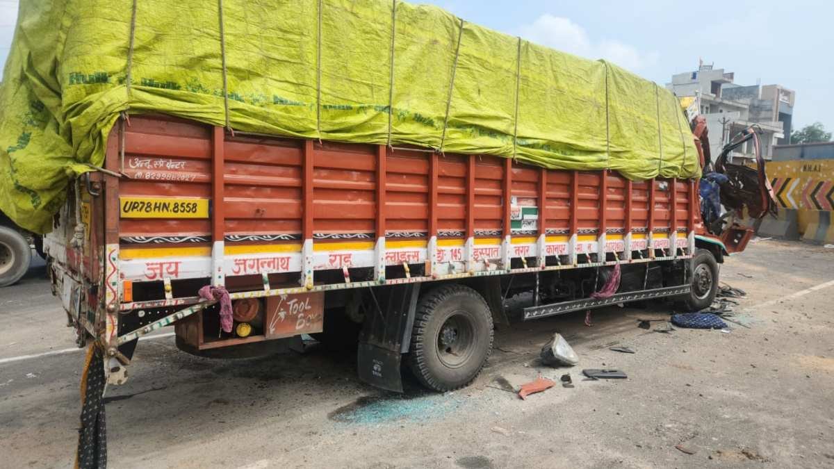 Uttar Pradesh Tragic accident on Lucknow-Agra Expressway,