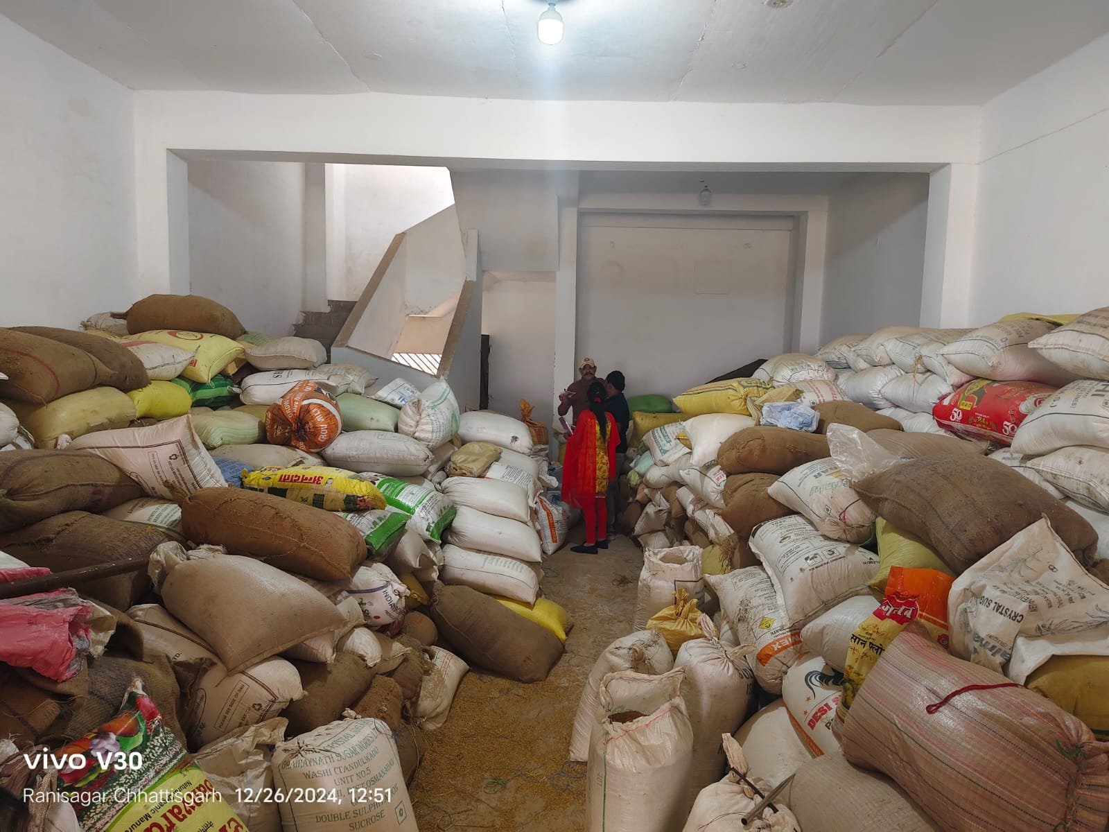 धान के अवैध भंडारण पर बड़ी कार्रवाई, 2 गोदामों पर छापेमारी, सैकड़ों क्विंटल धान जब्त....