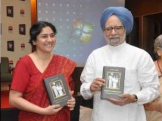 पिता की बात मानते तो डॉक्टर बनते, बेटी ने किताब में बताई मनमोहन सिंह के अर्थशास्त्री बनने की कहानी....