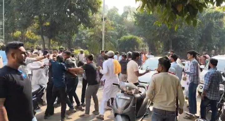 महासमुंद में वक्फ बोर्ड अध्यक्ष के स्वागत को लेकर मुस्लिम समुदाय के दो गुटों में हिंसक विवाद, कई घायल....