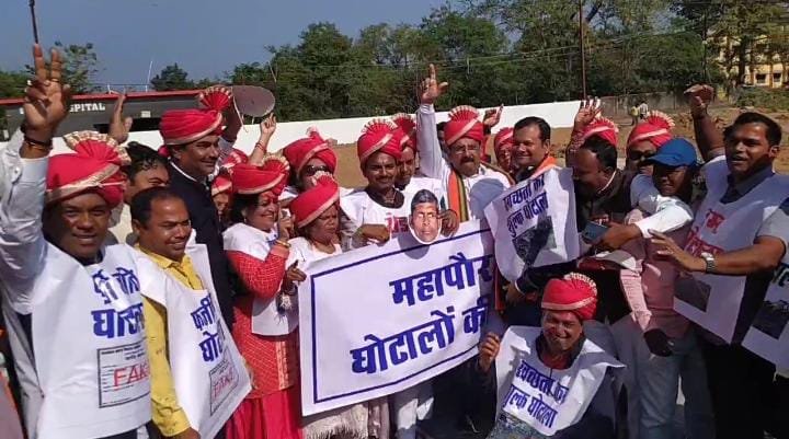 भाजपा पार्षदों ने महापौर के खिलाफ विरोध प्रदर्शन किया, घोटालों के आरोप लगाए....