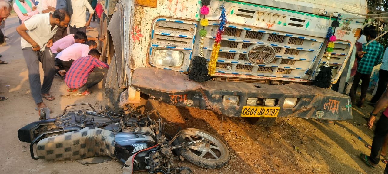 भीषण सड़क हादसा: हाईवा ने बाइक सवार पति-पत्नी को कुचला, दोनों की मौत
