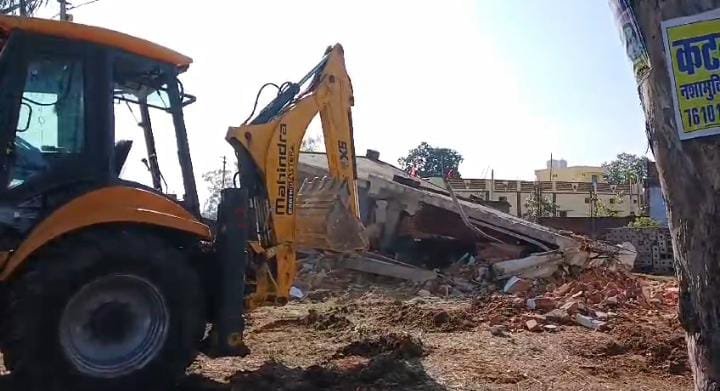 प्रशासन का बुलडोजर अतिक्रमण पर चला, अवैध कब्जाधारियों के खिलाफ सख्त कार्रवाई....