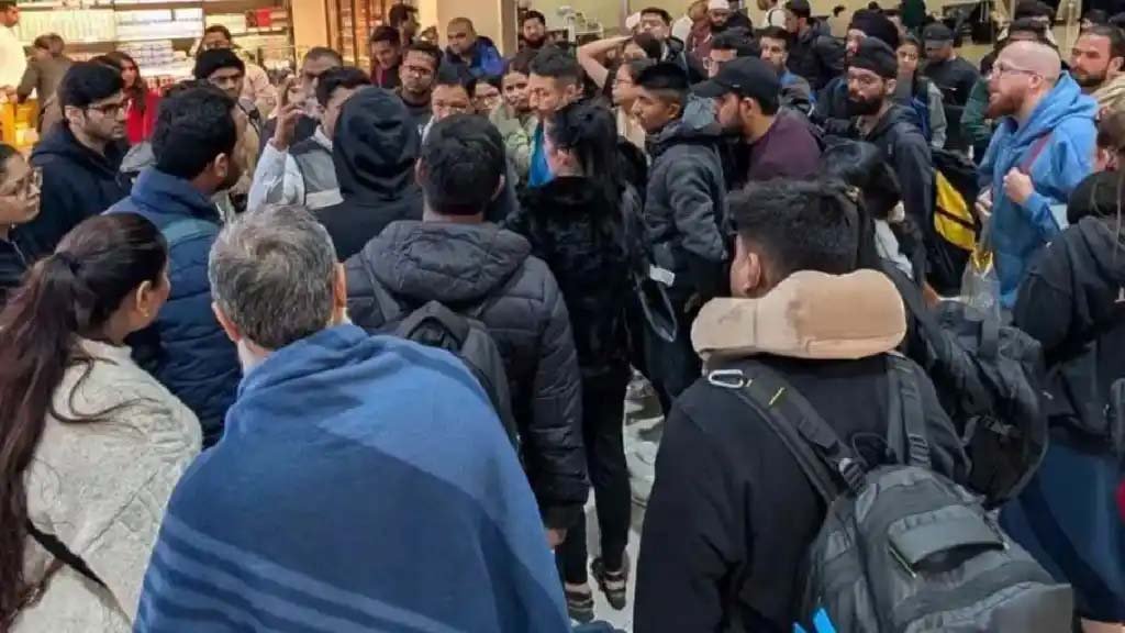 कुवैत में फंसे 60 भारतीय यात्री : फ्लाइट की आपात लैंडिंग