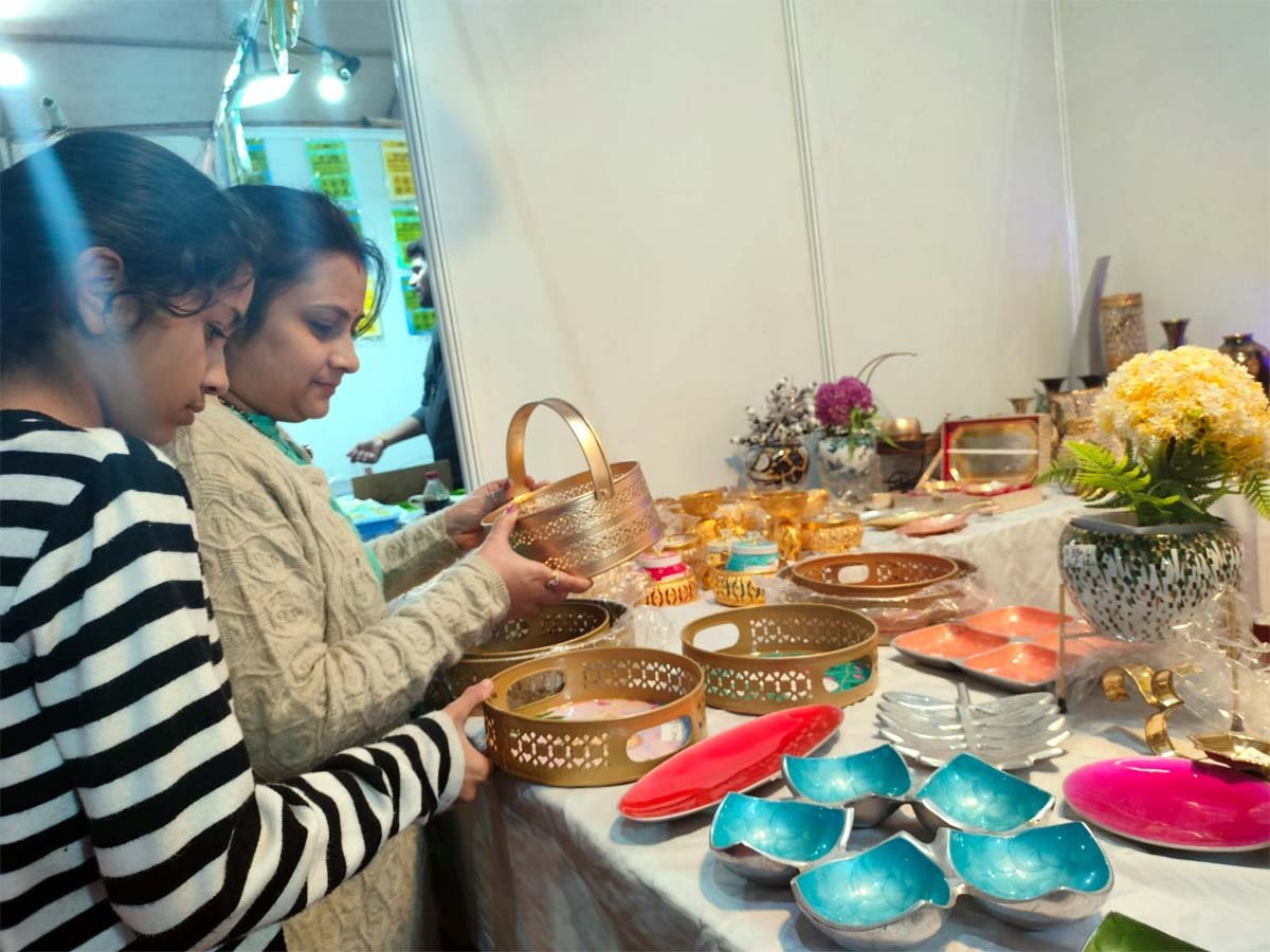 गोंडवाना महोत्सव मेले की रौनक बढ़ा रही है मुरादाबाद की कलात्मक वस्तुएं.....