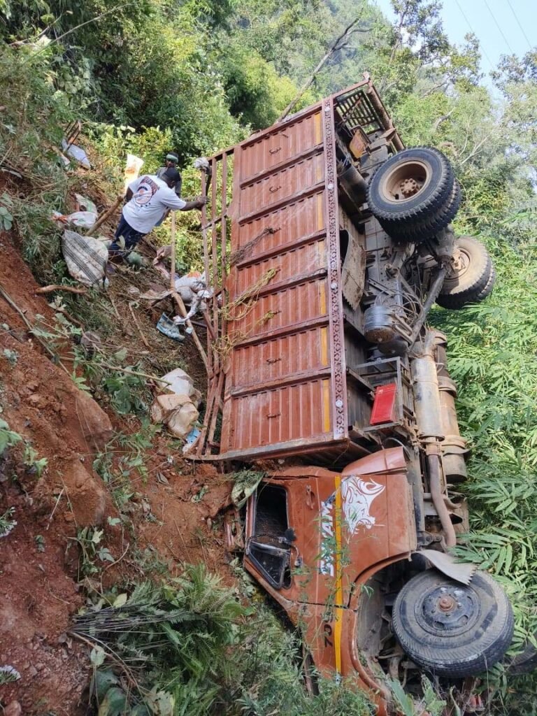 जगदलपुर-दरभा इलाके में सड़क हादसा : 4 की मौत, 40 घायल