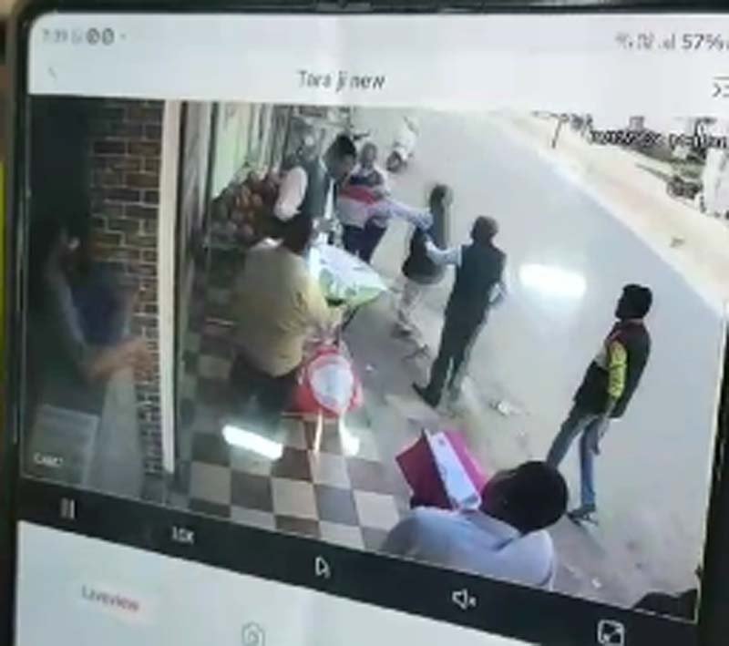 बिलासपुर कांग्रेस नेता और बेटे ने मिलकर पड़ोसी इंजीनियर को जमकर पीटा, वीडियो वायरल