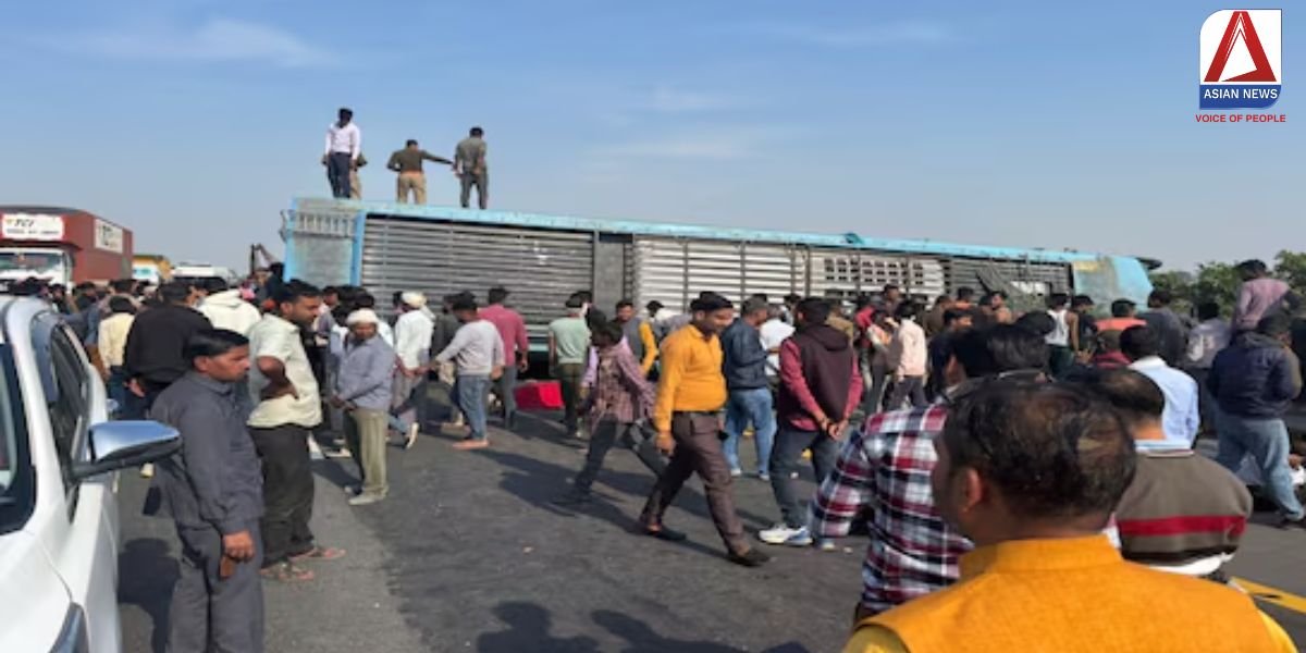 लखनऊ-आगरा एक्सप्रेसवे पर बड़ा हादसा डबल डेकर बस पलटी, 6 लोगो की मौत