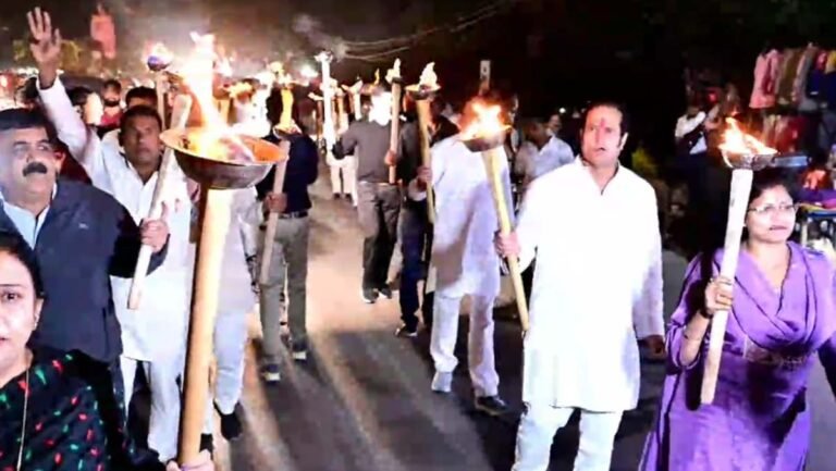साइंस कॉलेज चौपाटी पर सियासत तेज : कांग्रेस ने निकाली मसाल रैली...देखें वीडियो