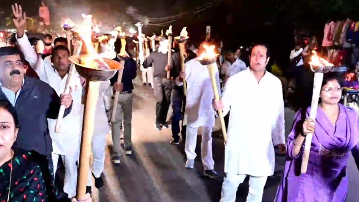 साइंस कॉलेज चौपाटी पर सियासत तेज : कांग्रेस ने निकाली मसाल रैली...देखें वीडियो