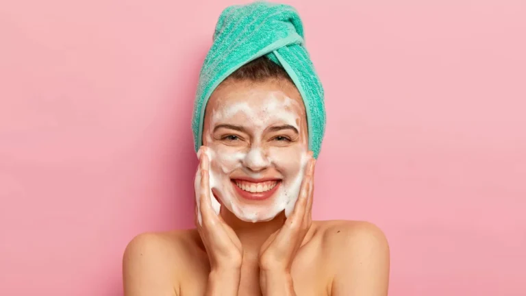 Skin Care : चेहरा धोने के लिए सिर्फ फेस वॉश की नहीं, किचन की ये 5 चीजें भी करती हैं कमाल...