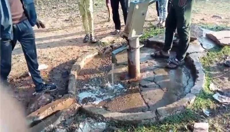 MP Damoh News : आखिरकार किसने रची पूरे गांव को जान से मारने की साजिश? सार्वजनिक बोरवेल में मिलाया ज़हर"...पढ़े पूरी खबर