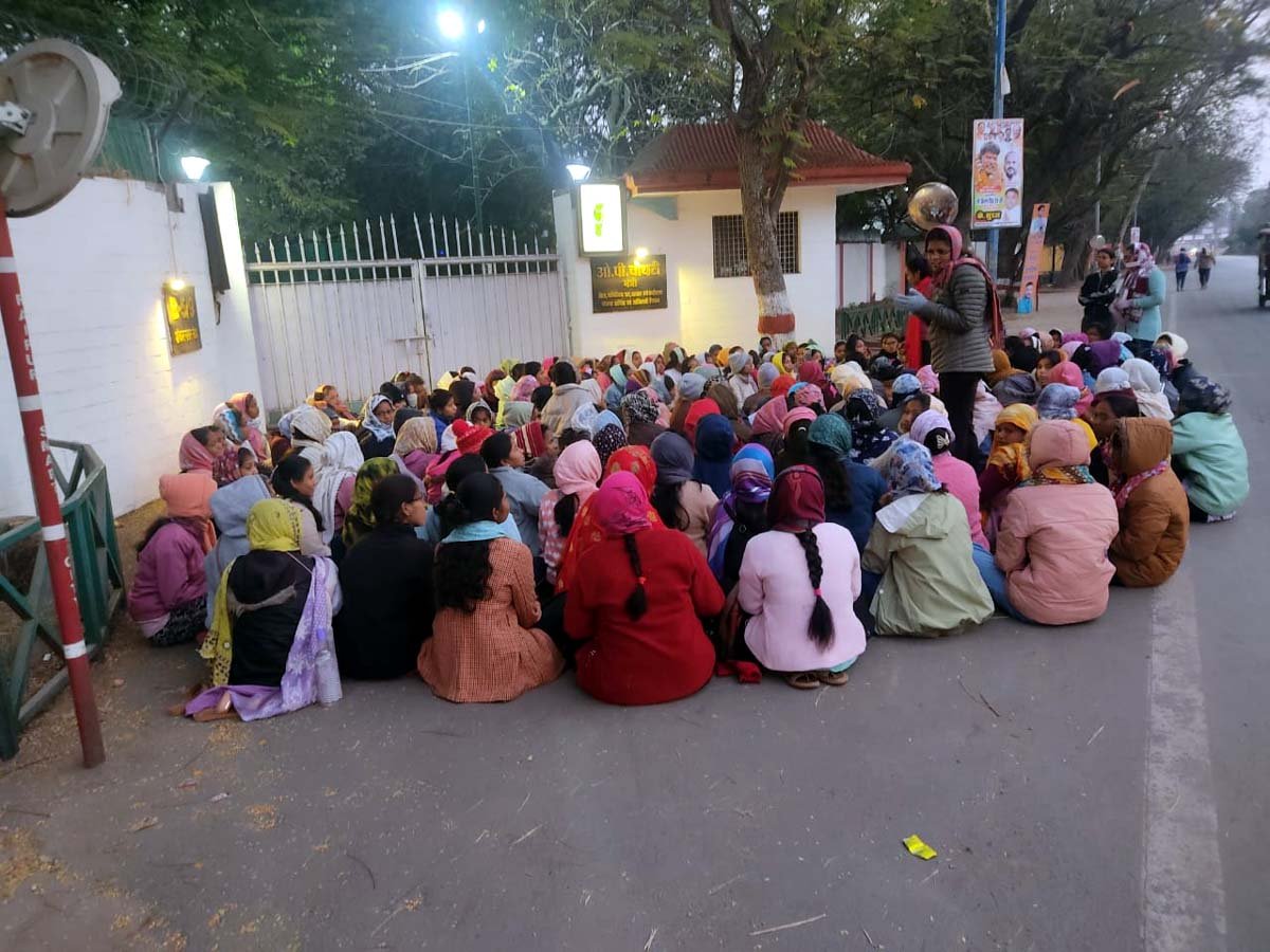 CG Breaking : सुबह 6 से 300 b.ed सहायक शिक्षकाए पहुंची ओपी चौधरी के बंगले...देखें वीडियो