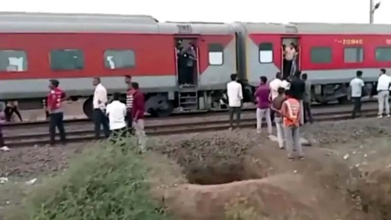 Jalgaon Train Accident : अफवाह के चलते बड़ा ट्रेन हादसा हादसा, 11 लोगों की मौत......