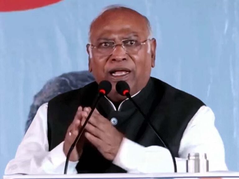 Mahakumbh 2025 : संगम में BJP नेताओं की डुबकी पर खड़गे ने कसा तंज.....