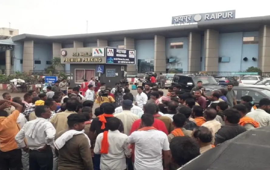 Raipur News : ठेकेदार की मनमानी...यात्री को हो रहें परेशान...
