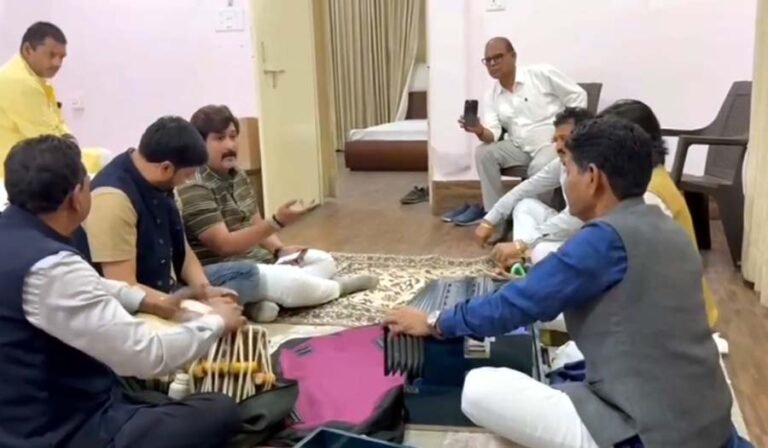 बीजेपी नेताओं का भजन गाते वीडियो जमकर हो रहा वायरल...आप भी देखें