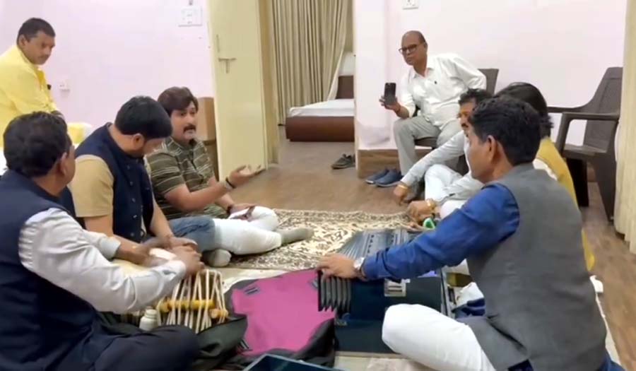 बीजेपी नेताओं का भजन गाते वीडियो जमकर हो रहा वायरल...आप भी देखें