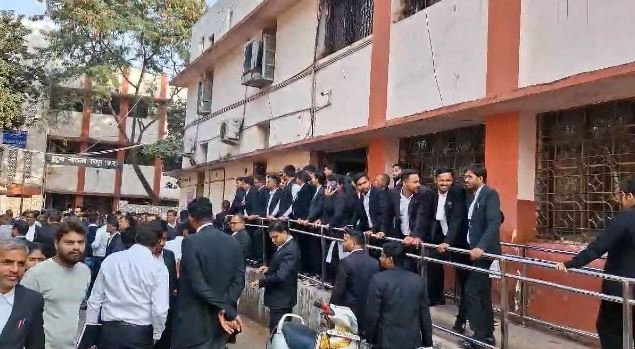 Raipur Breaking: कोर्ट में हंगामा, वकीलों और आरोपी के बीच भिड़ंत...