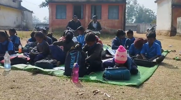 Gaurela-Pendra-Marwahi : सर्दी का सितम, सरकारी स्कूल के बच्चे ठंड में पढ़ाई को मजबूर...