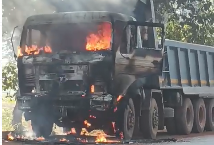 Breaking Narayanpur : शॉर्ट सर्किट होने के कारण चलती मालवाहक हाईवा में लगी भीषण आग...