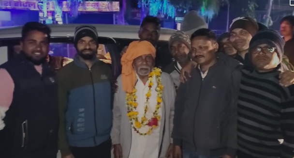 Pendra : दो साल बाद घर लौटे बुजुर्ग, गाजे-बाजे से हुआ भव्य स्वागत...