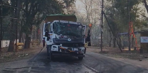 Pendra Breaking : कलेक्टर-एसपी निवास के पास नो एंट्री में दो ट्रेलर टकराए, ड्राइवर फरार...