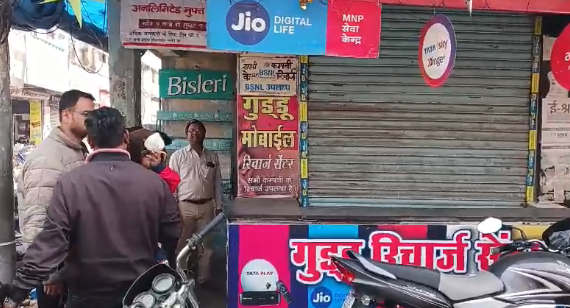 Manendragarh Breaking : शहर के बीचोबीच चोरी, नगद और सामान ले उड़े चोर...