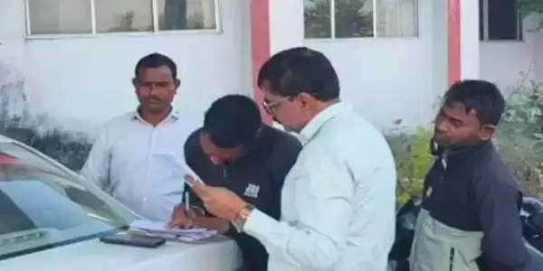 जांजगीर : वरिष्ठ निरीक्षक हरेकृष्ण चौहान 50 हजार रिश्वत लेते गिरफ्तार.....