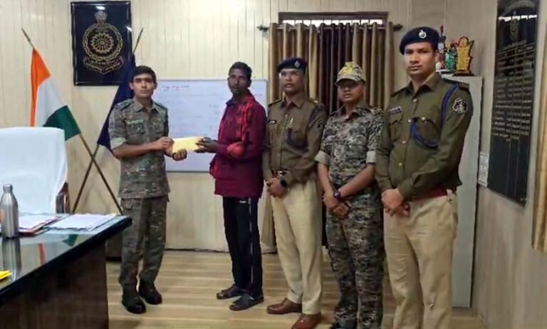 Kondagaon Breaking : 5 लाख के इनामी नक्सली ने किया आत्मसमर्पण.....
