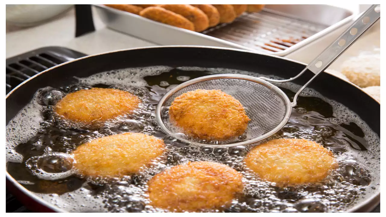 Kitchen Hacks: तेल की स्मेल से बचने के लिए अपनाएं ये आसान और असरदार किचन टिप्स...