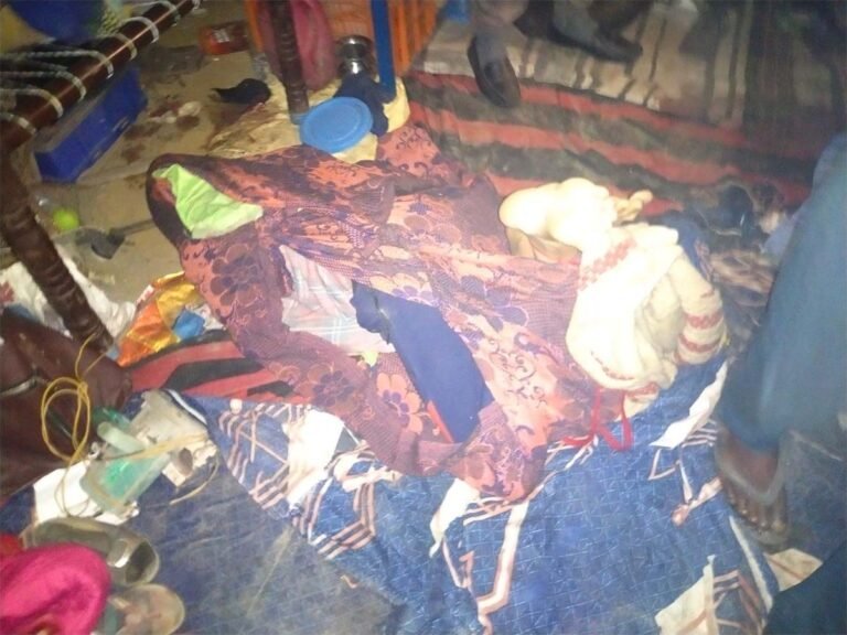 Meerut Murder Case : बेड के अंदर 3 बेटियों की लाश, फर्श पर पड़े मिले मां-बाप, परिवार के 5 लोगों की हत्या से दहला मेरठ