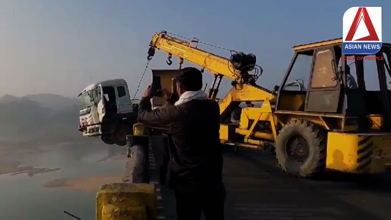 MP Viral Video : चंबल नदी के पुल पर अजीबो-गरीब लटका 22 चक्का ट्रक, देखें वीडियो