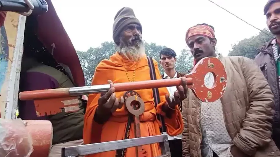 Mahakumbh 2025: संतों की चमक-दमक के बीच चर्चा में 'चाबी वाले बाबा'....