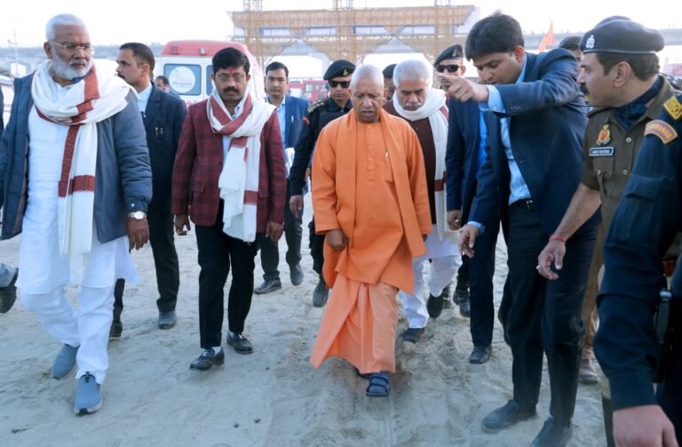 Mahakumbh 2025: महाकुंभ में आग पर काबू, सीएम योगी ने किया निरीक्षण...