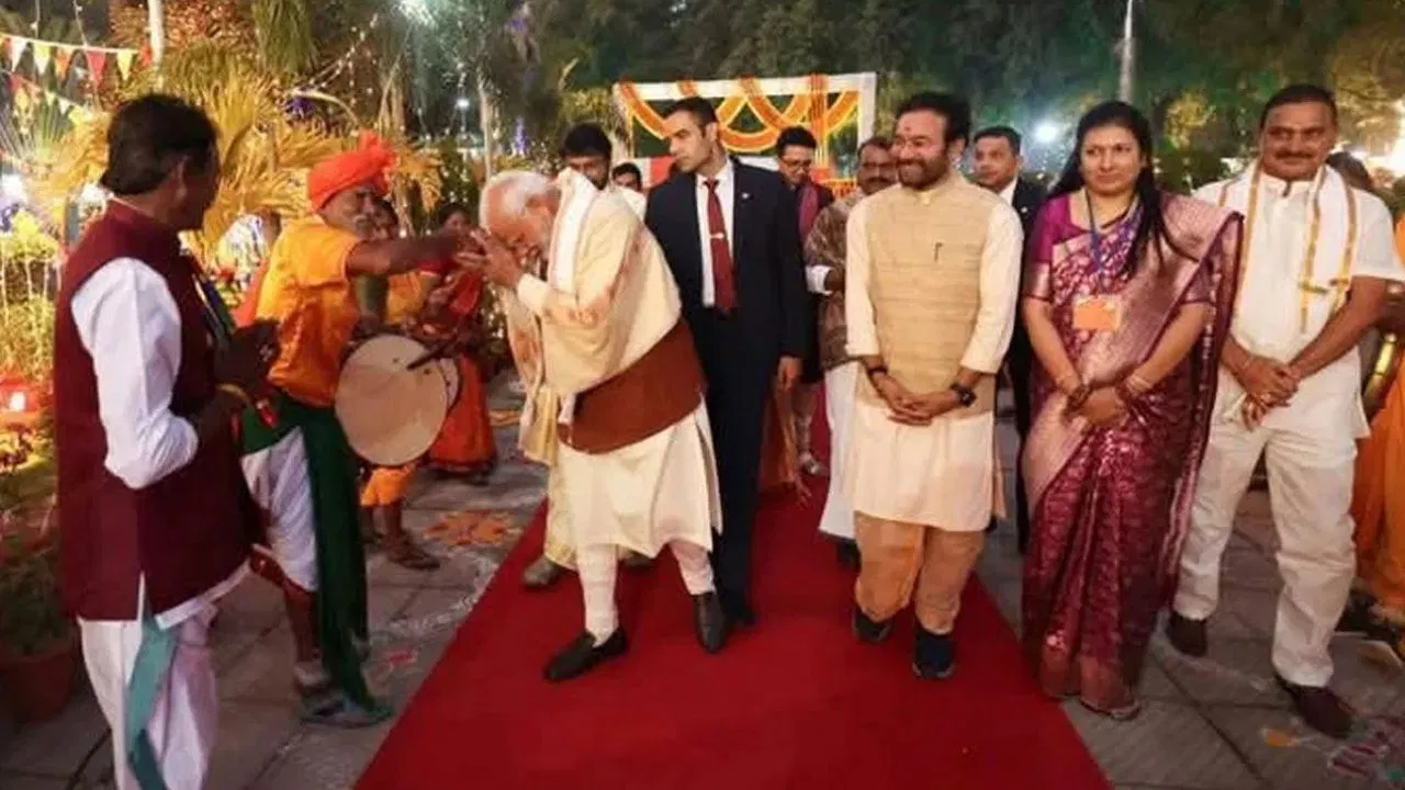 पोंगल समारोह : PM मोदी ने दप्पु बजाते कलाकार का हाथ अपने सिर से लगाया….