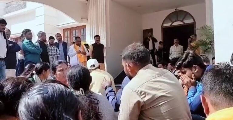 बीएड सहायक शिक्षकों का विरोध तेज, टर्मिनेशन लेटर मिलने के बाद बीजेपी कार्यालय का घेराव....