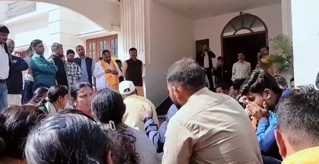बीएड सहायक शिक्षकों का विरोध तेज, टर्मिनेशन लेटर मिलने के बाद बीजेपी कार्यालय का घेराव....