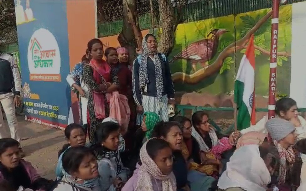 Raipur Breaking : बीएड धारी सहायक शिक्षकों ने ओपी चौधरी के निवास का किया घेराव....