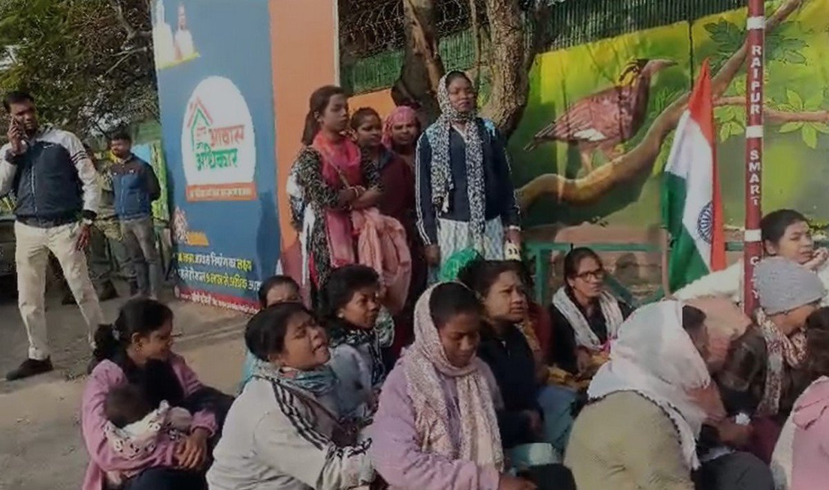 Raipur Breaking : डीएड सहायक शिक्षिका प्रदर्शन के दौरान हुई बेहोश....