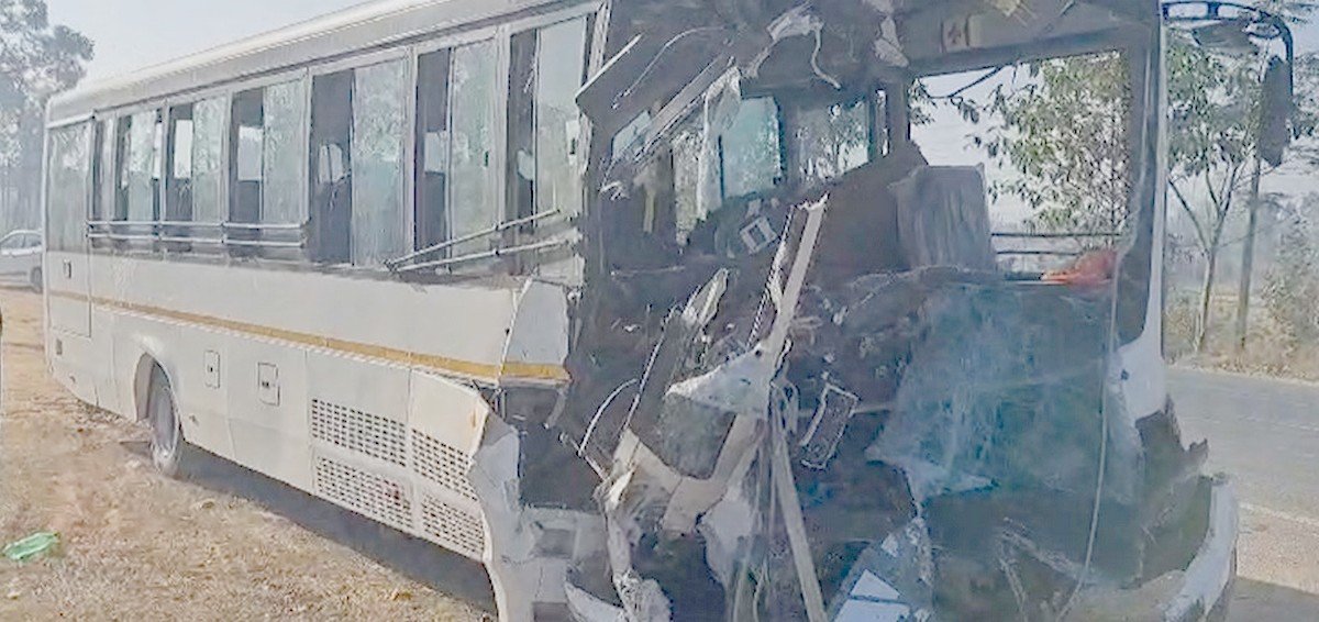 Kondagaon Bus Accident : स्कूली बच्चों से भरी बस ट्रक से टकराई, ड्राइवर और शिक्षक की मौत