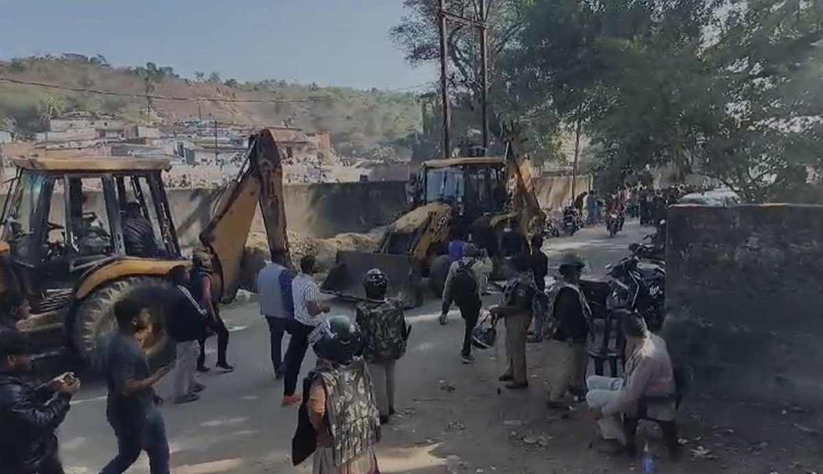 Ambikapur Breaking : केदार कश्यप के निर्देश के बाद महामाया पहाड़ पर चला प्रशासन का बुलडोजर