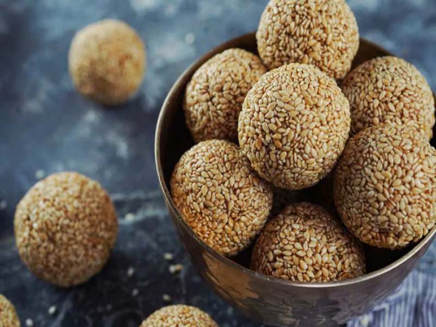 Makar Sankranti 2025 : मकर संक्रांति पर तिल के लड्डू का विशेष महत्व......
