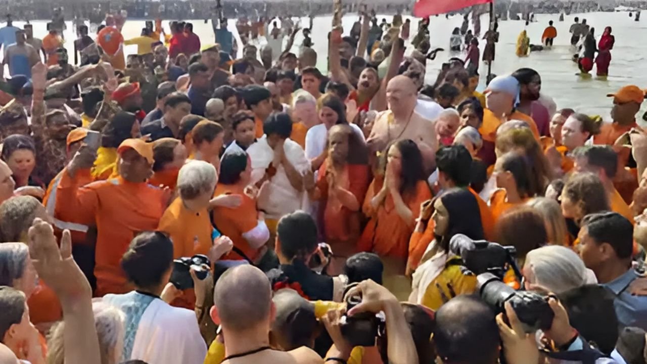 Mahakumbh 2025: बागेश्वर बाबा ने लगाई संगम में 5 डुबकियां, हिंदू राष्ट्र पर कही ये बड़ी बात..!