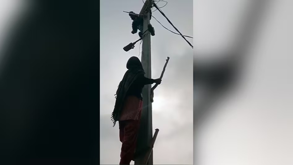UP News : उत्तर प्रदेश के संभल जिले में लाइनमैन को हड़काने का वीडियो हुआ वायरल...