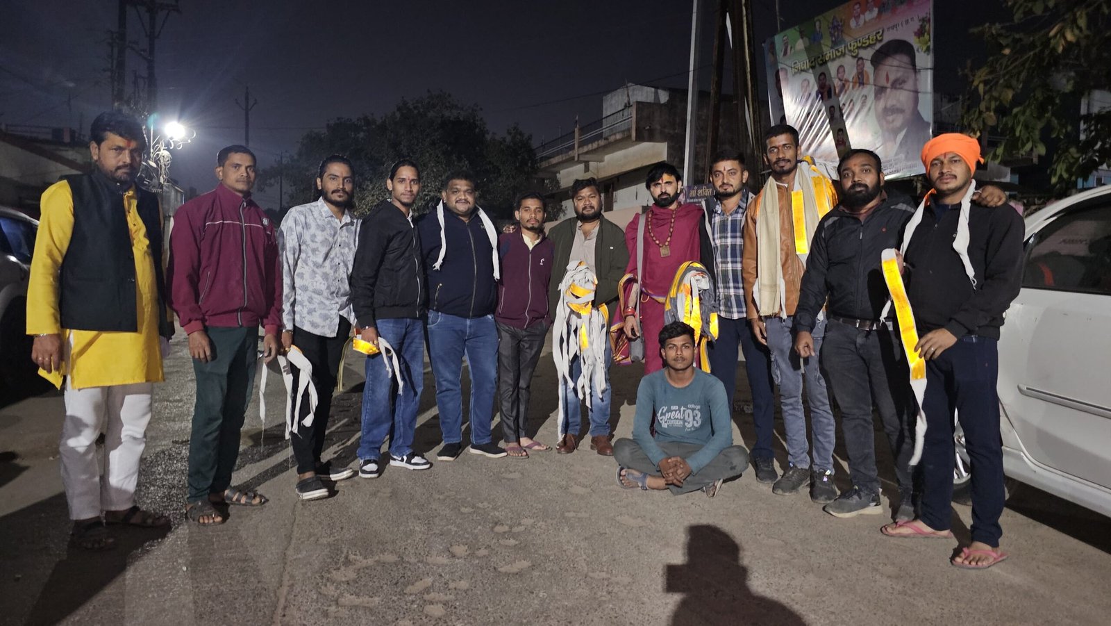 31 जनवरी की मध्य रात्रि गौसेवकों ने गौमाता को बांधा रेडियम पट्टा