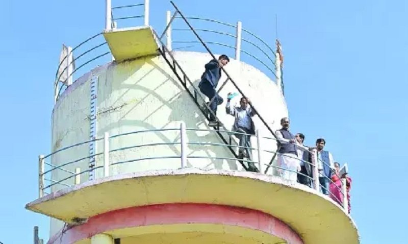 पानी की टंकी पर क्यों चढ़े डिप्टी सीएम : जानकर पूरी तरह चौंक जाएंगे आप