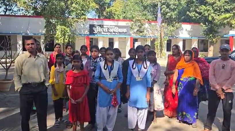 बिलासपुर: मोपका क्षेत्र की छात्राओं ने SP ऑफिस में किया प्रदर्शन, कार्रवाई की मांग....