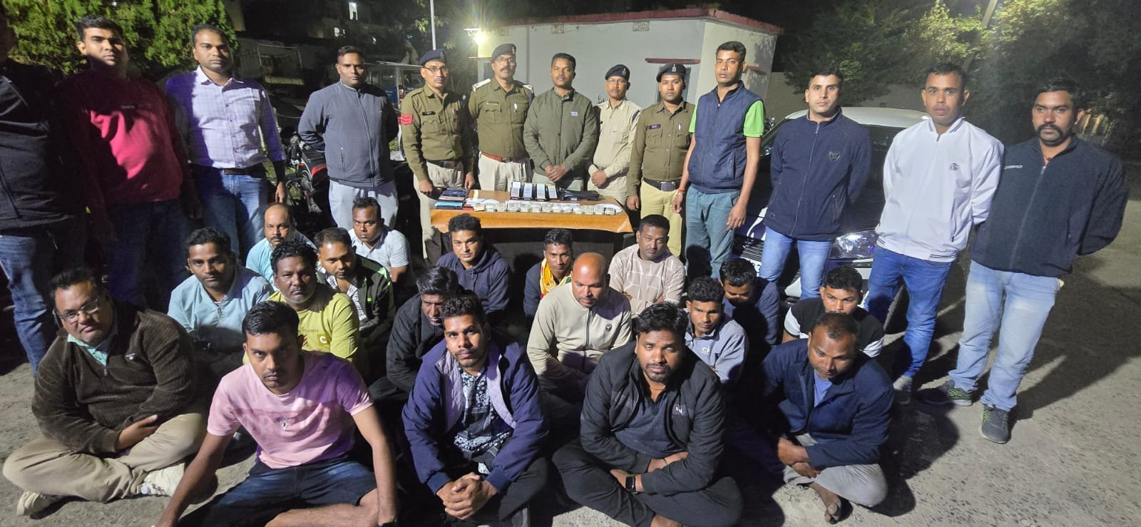 जांजगीर में शिवरीनारायण पुलिस की बड़ी कार्रवाई, 18 जुआरी गिरफ्तार, 5 लाख रुपये, बाइक, कार और मोबाइल जब्त....